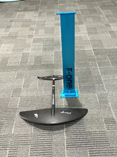 F-One Pocket 130cm + Carbon Mirage 1000 + Alu mast